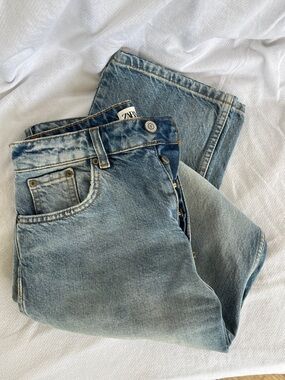 Zara women’s Straight Jeans in Light Blue Wash